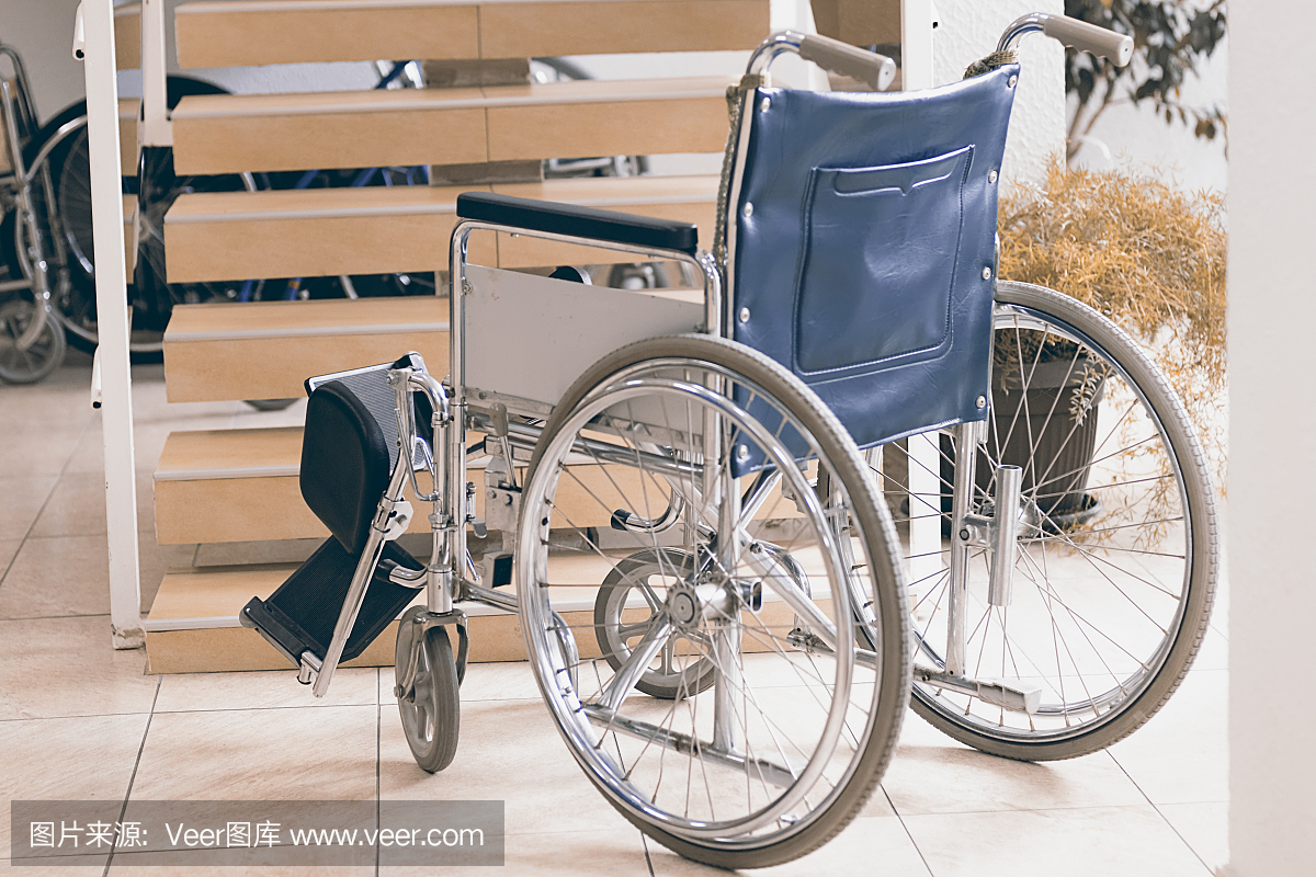 清空轮椅和楼梯。残疾人无障碍的现实。